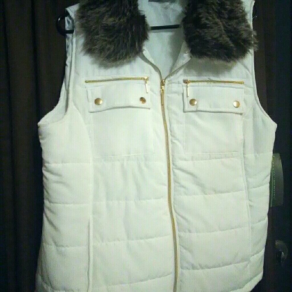 White vest w faux fur